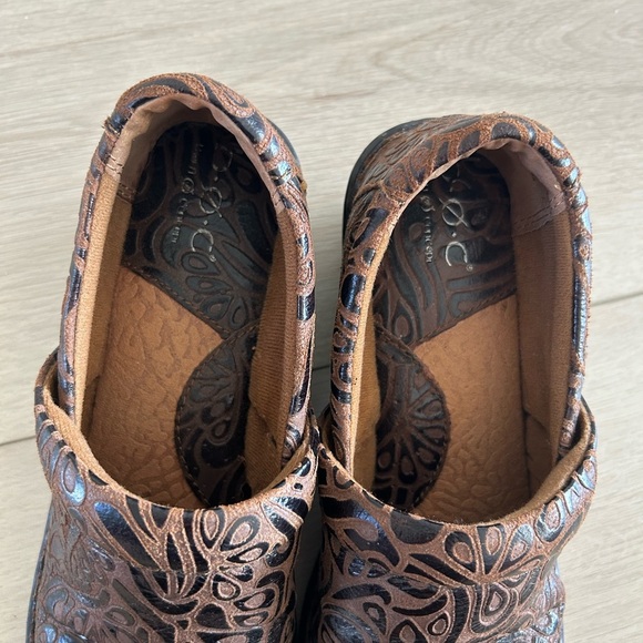 BOC Born Concept Peggy Clog Shoes Women's Size 9 Brown Tooled Leather Excellent - Picture 5 of 6